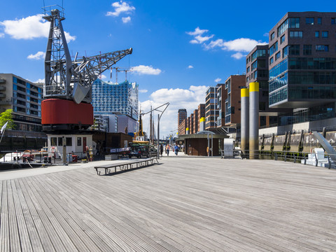 Deutschland, Hamburg, HafenCity, Magellan-Terrassen, Moderne Wohn- und Bürogebäude, Elbphilharmonie im Hintergrund, lizenzfreies Stockfoto