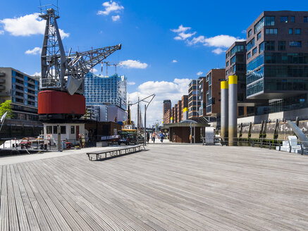 Deutschland, Hamburg, HafenCity, Magellan-Terrassen, Moderne Wohn- und Bürogebäude, Elbphilharmonie im Hintergrund - AMF002480