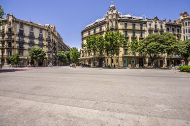 Spain, Barcelona, street in district Eixample - THAF000500