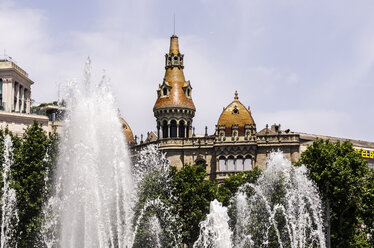 Spanien, Barcelona, Eixample, Blick vom Placa Catalunya zum Springbrunnen - THAF000535