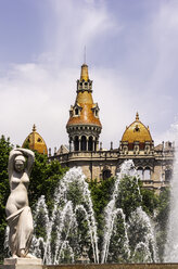 Spanien, Barcelona, Eixample, Blick vom Placa Catalunya zum Springbrunnen - THAF000536