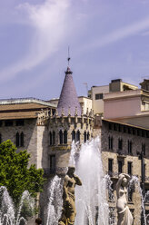 Spanien, Barcelona, Eixample, Blick vom Placa Catalunya zum Springbrunnen - THAF000537