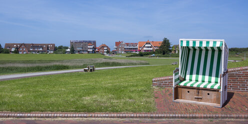 Deutschland, Niedersachsen, Ostfriesland, Baltrum, Westdorf, Überdachter Strandkorb - WIF000889