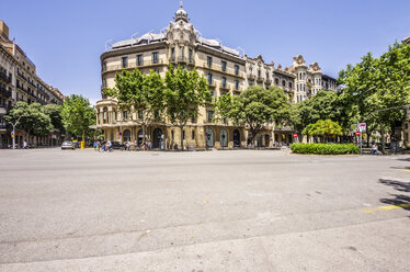 Spanien, Barcelona, Straße im Stadtteil Eixample - THAF000545