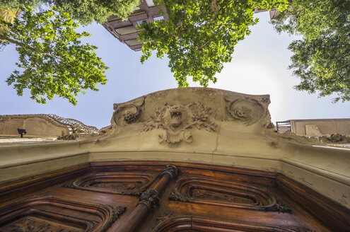 Spanien, Barcelona, Eixample, Eingangstür mit Stuck - THAF000546