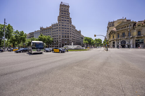 Spanien, Barcelona, Straßenkreuzung im Stadtteil Eixample - THAF000561