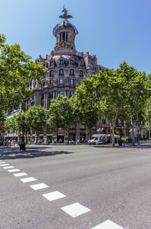 Spanien, Barcelona, Straße im Stadtteil Eixample - THAF000562
