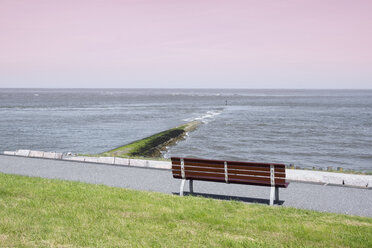 Deutschland, Niedersachsen, Baltrum, Blick auf das Meer und Bank im Vordergrund - WI000885