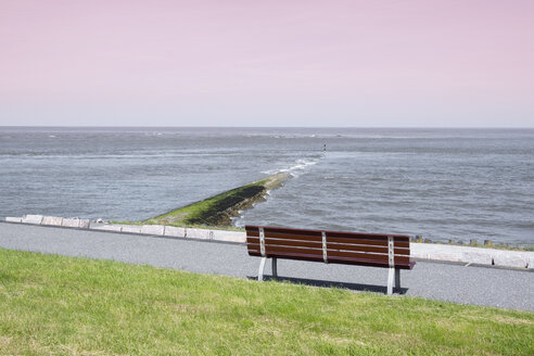 Deutschland, Niedersachsen, Baltrum, Blick auf das Meer und Bank im Vordergrund - WI000885