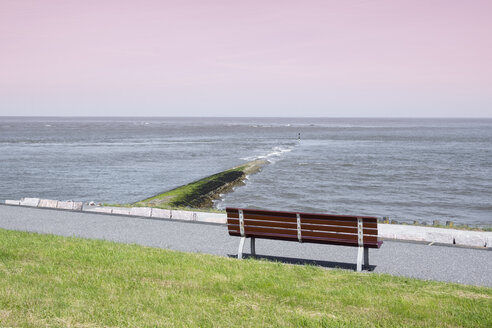 Germany, Lower Saxony, Baltrum, view to the sea and bench in the foreground - WI000885