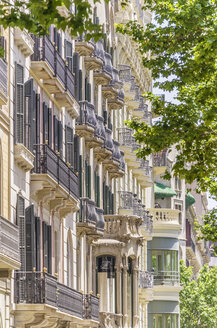 Spanien, Barcelona, vor einem Haus im Stadtteil Eixample - THAF000549