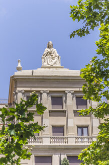 Spanien, Barcelona, Eixample, Haus mit Skulptur auf dem Dach - THAF000551