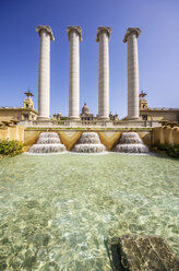 Spanien, Barcelona, Wasserspiel im Palau Nacional - THAF000556