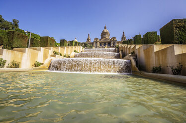 Spanien, Barcelona, Wasserfall am Palau Nacional - THAF000563