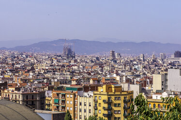 Spanien, Barcelona, Stadtbild vom Palau Nacional auf der Sagrada Familia - THAF000568