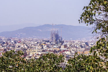 Spanien, Barcelona, Stadtbild vom Palau Nacional auf der Sagrada Familia - THAF000570