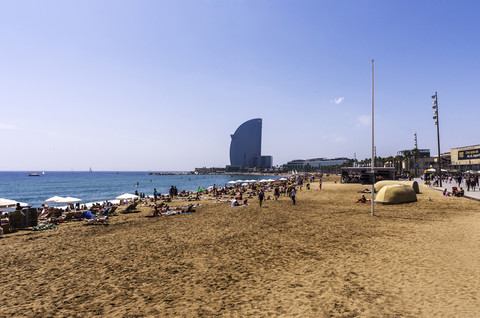 Spanien, Barcelona, La Barceloneta, Strand und Promenade, lizenzfreies Stockfoto