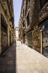 Spain, Barcelona, Barri Gotic, typical alleyway - THAF000582