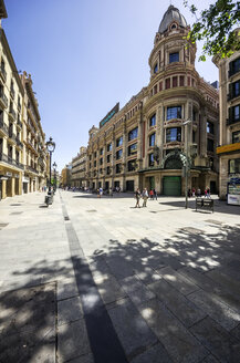 Spanien, Barcelona, Einkaufsmeile im Stadtteil Barri Gotic - THAF000584