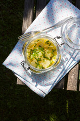 Einmachglas mit schwäbischem Kartoffelsalat und Gabel auf Tuch, Ansicht von oben - LVF001594