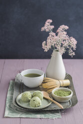 Grüntee-Eiscreme, Matcha-Tee, Chasen-Teebesen und Blume - ECF000677