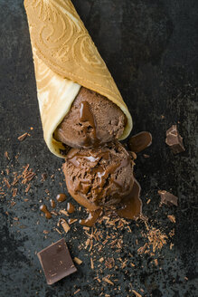 Schokoladeneis mit Schokoladensauce in hausgemachter Eistüte - ECF000689