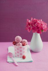 Raspberry icecream with poppy seed and flower - ECF000694