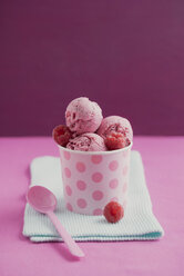 Raspberry icecream with poppy seed - ECF000695