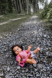 Österreich, Linz, Puppe liegend auf Waldweg - EJW000412