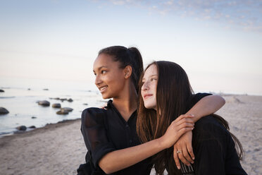 Germany, Ruegen, Two young female friends at the beach - OJF000044