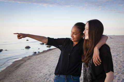 Deutschland, Rügen, Zwei junge Freundinnen am Strand, lizenzfreies Stockfoto