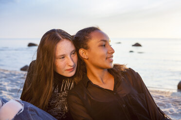 Deutschland, Rügen, Zwei junge Freundinnen am Strand - OJF000055