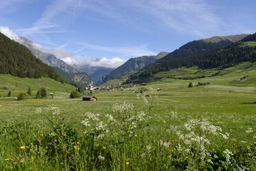 Österreich, Tirol, Nauders und Blick auf die Berge in Südtirol, Italien - LBF000760