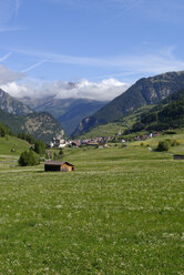 Österreich, Tirol, Nauders und Blick auf die Berge in Südtirol, Italien - LBF000762