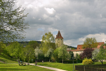 Germany, Bavaria, Berching, city wall with defense tower - LB000786