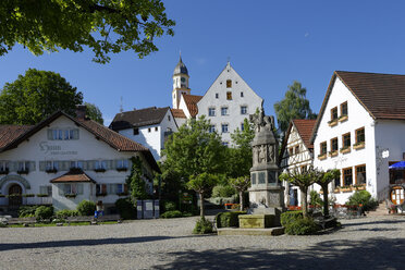 Deutschland, Bayern, Bad Grönenbach, Pfarrkirche und Stiftshaus - LB000766