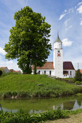 Deutschland, Bayern, Dietmannsried, Blick auf die Pfarrkirche St. Blasius und Quirinus mit Wassergraben im Vordergund - LB000792