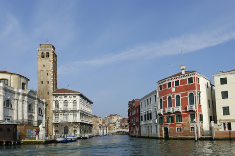 Italien, Venetien, Venedig, Cannaregio-Viertel, Kirche San Geremia mit dem Canale di Cannaregio vom Canale Grande aus, lizenzfreies Stockfoto