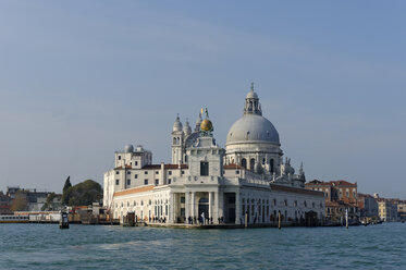 Italien, Venetien, Venedig, Santa Maria della Salute und Dogana di Mare am Canale Grande - LB000801