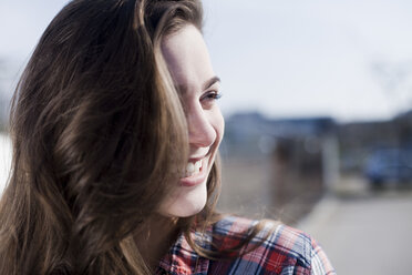 Lächelnde junge Frau im Freien - FEXF000097