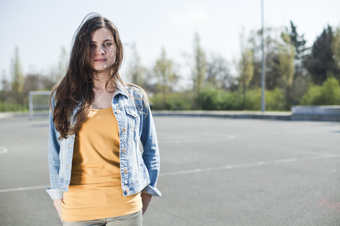 Brünette junge Frau im Freien, lizenzfreies Stockfoto