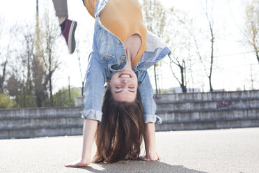 Junge Frau macht einen Handstand - FEXF000113