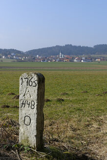 Deutschland, Bayern, Niederbayern, Grenzstein zwischen Österreich und Deutschland in Gottsdorf bei Untergriesbach - LB000811