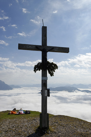 Österreich, Tirol, Chiemgauer Alpen, Gipfelkreuz am Fellhorn, lizenzfreies Stockfoto