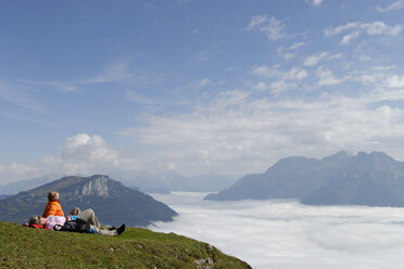 Austria, Tyrol, Chiemgau Alps, Hikers resting at Fellhorn mountain - LBF000849