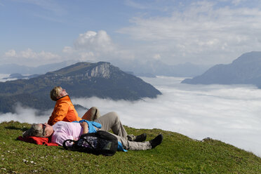 Österreich, Tirol, Chiemgauer Alpen, Wanderer rasten am Fellhorn - LBF000854