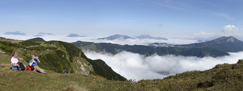 Österreich, Tirol, Chiemgauer Alpen, Wanderer rasten am Fellhorn, lizenzfreies Stockfoto