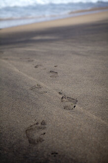 Portugal, Sintra, footprints on the beach - FAF000003