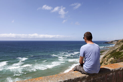 Portugal, Sintra, Mann schaut aufs Meer - FAF000018