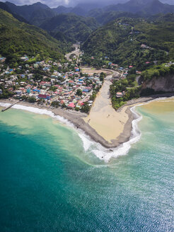 Karibik, St. Lucia, Luftaufnahme des Dorfes Kanaren - AMF002537